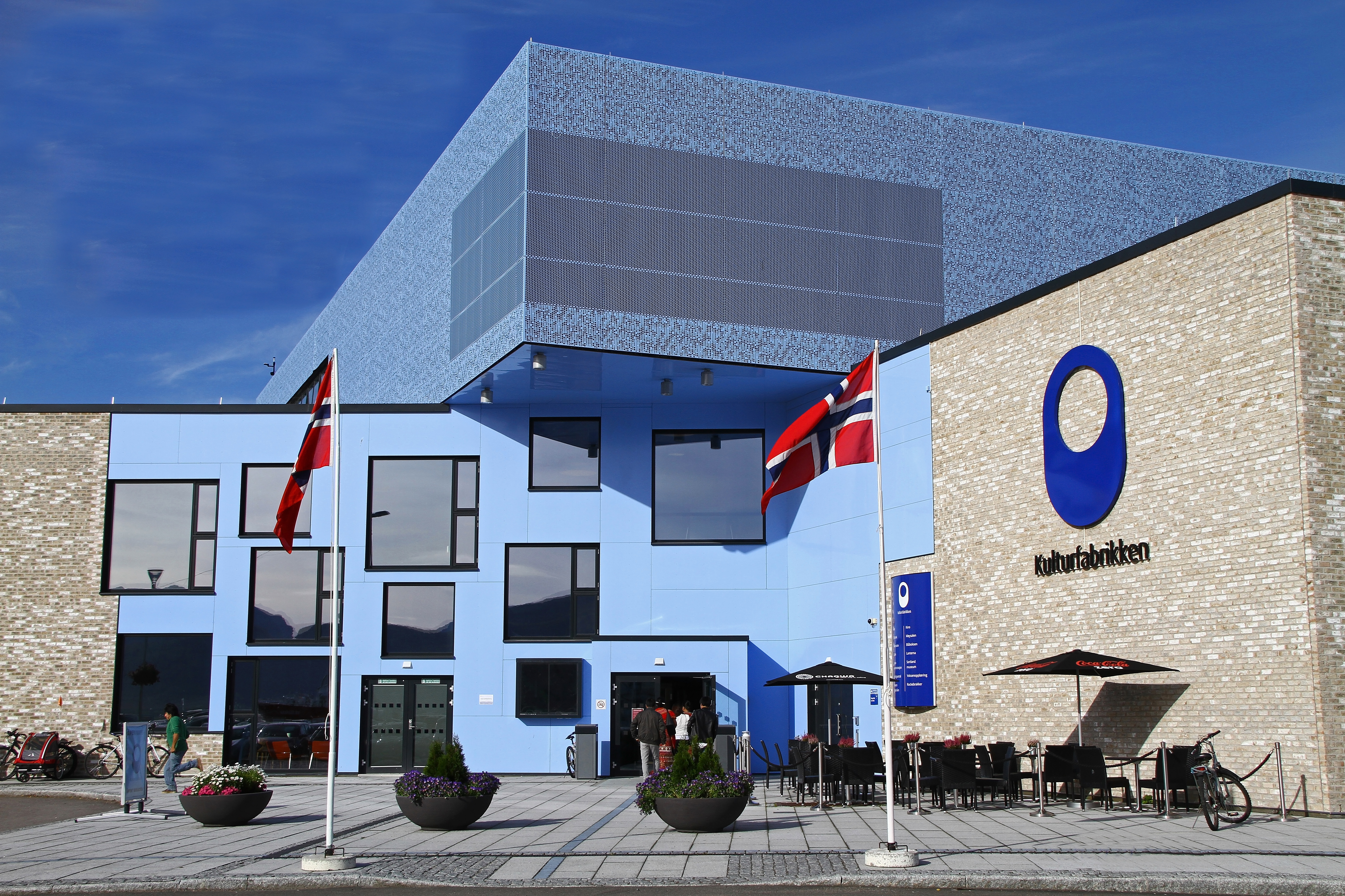 Kulturfabrikken flagger ved hovedinngangen.