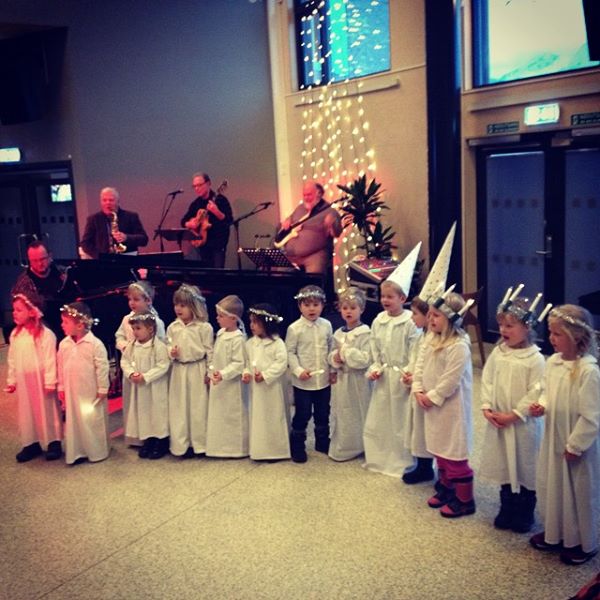 Dagskift: Allsang med julesanger og Granbuska barnehage går lucia