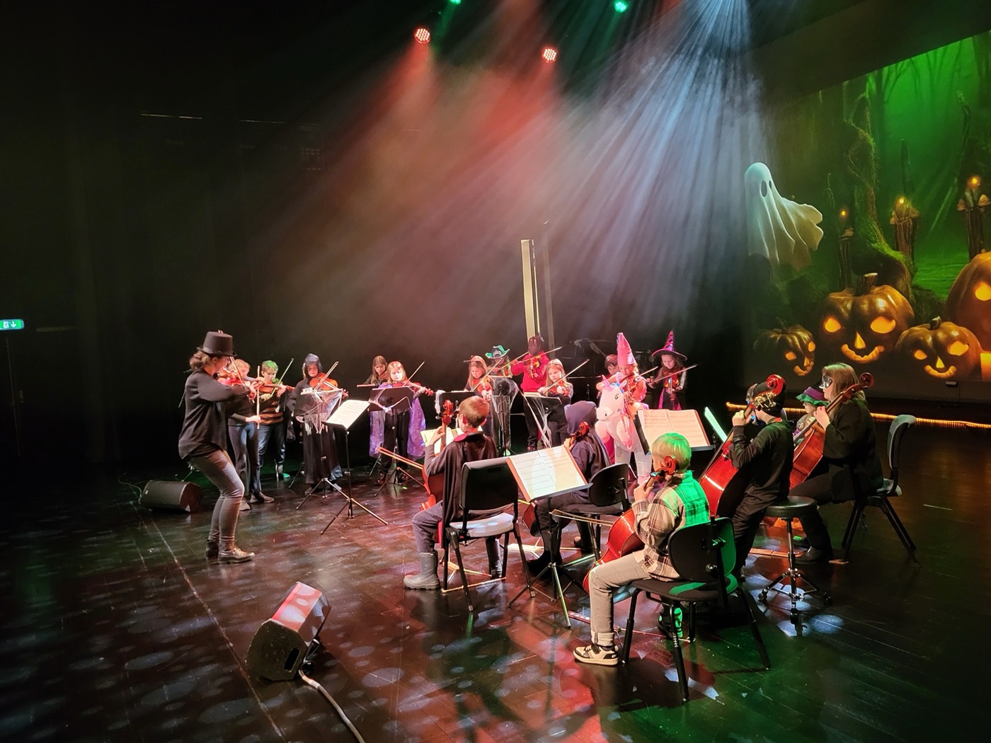 Sortland unge strykere (SUS) spiller konsert